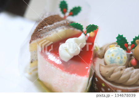クリスマス気分を演出するケーキ写真 クリスマス気分を演出するケーキ写真 134678039