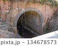 古いレンガ造りの水路用トンネル 134678573