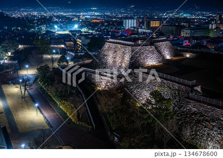 ライトアップされた甲府城の石垣と煌めく市街地の夜景【山梨県甲府市】 134678600