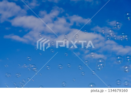青空に浮かぶシャボン玉 青空に浮かぶシャボン玉 134679160