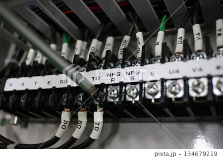 ドライバーでの端子の締め付け作業 134679219