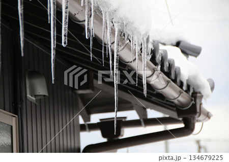 屋根にできた氷柱 134679225
