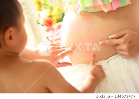 マタニティーフォト、妊婦さんのお腹アップ マタニティーフォト、妊婦さんのお腹アップ 134679477
