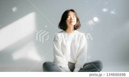 ヨガをして自律神経を整える日本人女性 134680896