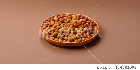 Food, nuts coated with salt and paprika, peanuts as a source of protein. Salted peanuts Food, nuts coated with salt and paprika, peanuts as a source of protein. Salted peanuts 134682003