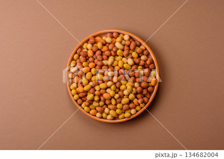 Food, nuts coated with salt and paprika, peanuts as a source of protein. Salted peanuts 134682004