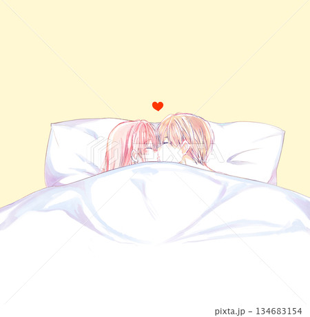 ベッドでキスする男女 134683154