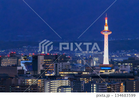 京都の夕景 京都駅と京都タワーのライトアップ 京都の夕景 京都駅と京都タワーのライトアップ 134683599