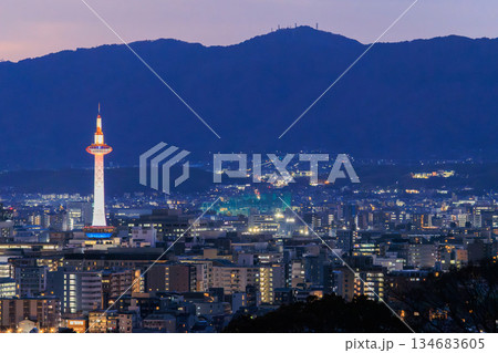 京都の夕景　京都駅と京都タワーのライトアップ 134683605
