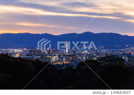 京都の夕景　京都駅と京都タワーのライトアップ 134683607