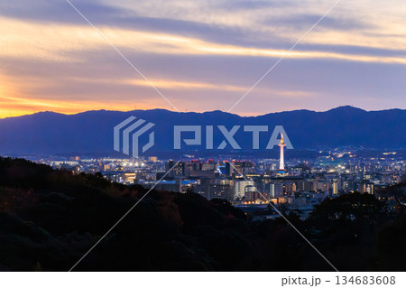 京都の夕景 京都駅と京都タワーのライトアップ 京都の夕景 京都駅と京都タワーのライトアップ 134683608