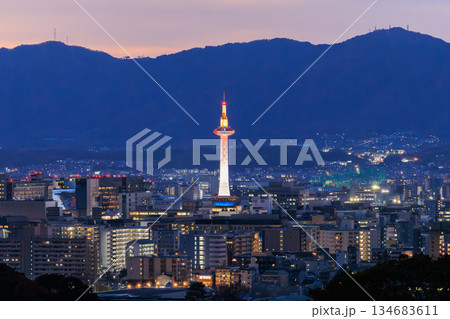 京都の夕景　京都駅と京都タワーのライトアップ 134683611