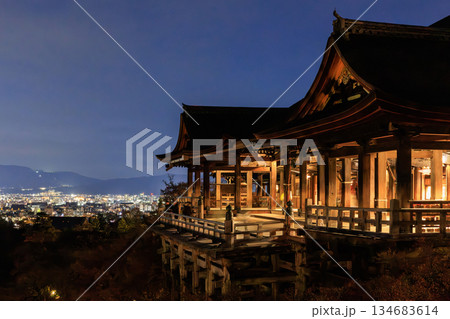 京都の清水寺の夜景 京都の清水寺の夜景 134683614