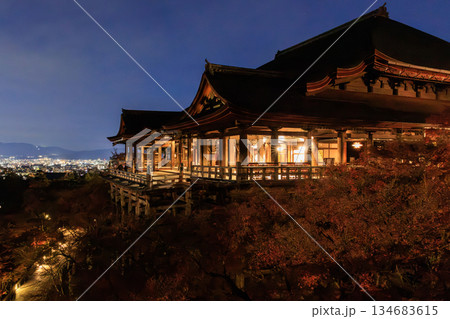 京都の清水寺の夜景 134683615
