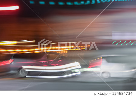 光跡を残して夜を駆ける車 134684734