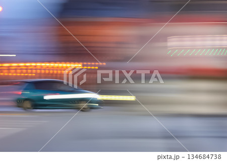 闇の中を加速する青い車の流し撮り 134684738