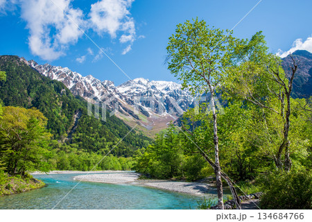 さわやか上高地『残雪の穂高連峰と清流梓川』《長野県 松本市》 さわやか上高地『残雪の穂高連峰と清流梓川』《長野県 松本市》 134684766