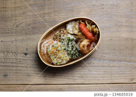 曲げわっぱにつめたお弁当 134685019