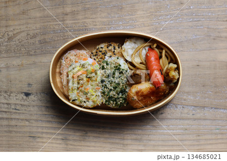 曲げわっぱにつめたお弁当 曲げわっぱにつめたお弁当 134685021