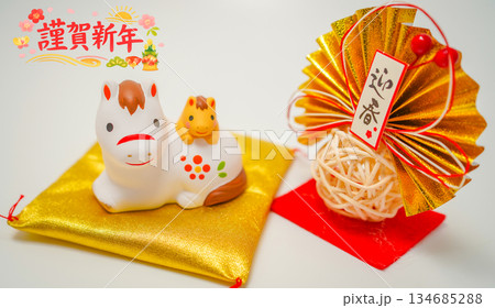 迎春飾りと親子馬 134685288