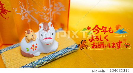 座布団の午年飾り 134685313