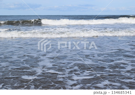 日本海の荒波 庄内海岸 134685341