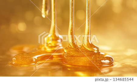 黄金色に輝く垂れ落ちるはちみつ 黄金色に輝く垂れ落ちるはちみつ 134685544