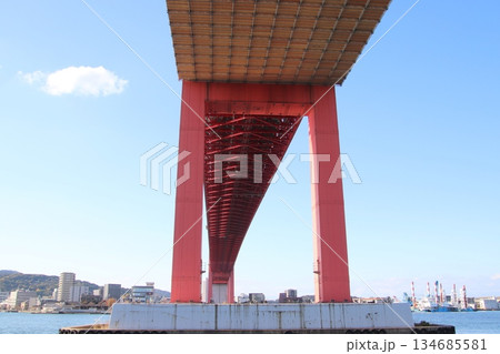 北九州市の若戸大橋と洞海湾 北九州市の若戸大橋と洞海湾 134685581