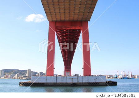 北九州市の若戸大橋と洞海湾 134685583