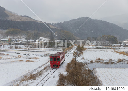湯布院の雪景色と列車(大分県由布市湯布院) 湯布院の雪景色と列車(大分県由布市湯布院) 134685603