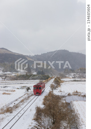湯布院の雪景色と列車(大分県由布市湯布院) 湯布院の雪景色と列車(大分県由布市湯布院) 134685604