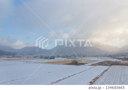 湯布院の雪景色（大分県由布市湯布院） 134685665