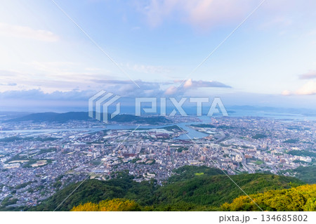 福岡県・皿倉山から望む都市風景　夕景 134685802