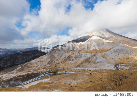湯布院の展望と雪景色（大分県由布市湯布院） 134685805