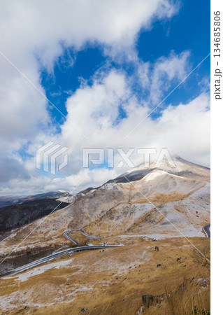 湯布院の展望と雪景色(大分県由布市湯布院) 湯布院の展望と雪景色(大分県由布市湯布院) 134685806