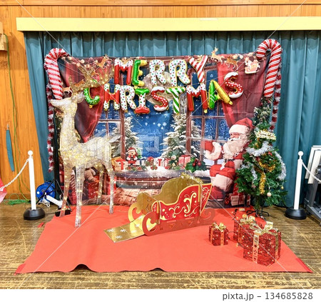 赤い床に降りた冬の魔法 赤い床に降りた冬の魔法 134685828