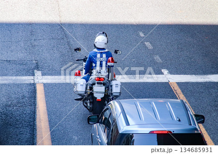 信号待ちの白バイ 134685931