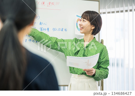 会議室で発表をする若いキャリアウーマン 134686427