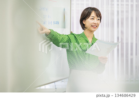 研修で講師を務める女性 134686429