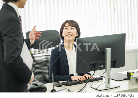 部下と話す管理職のキャリアウーマン 134686438