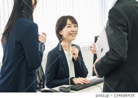 部下と話す管理職のキャリアウーマン 134686439