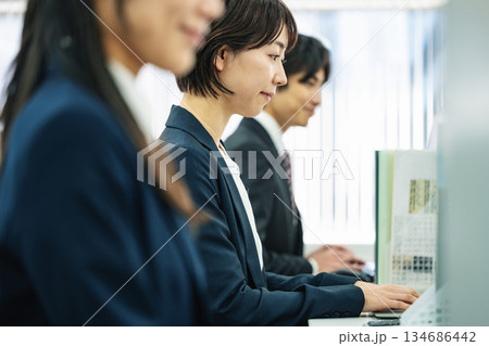 オフィスでデスクワークをするビジネスパーソン 134686442