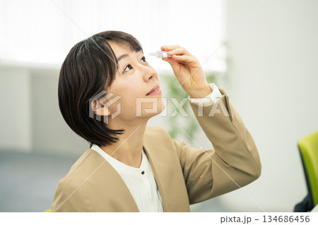 オフィスで目薬をさす若い女性 134686456