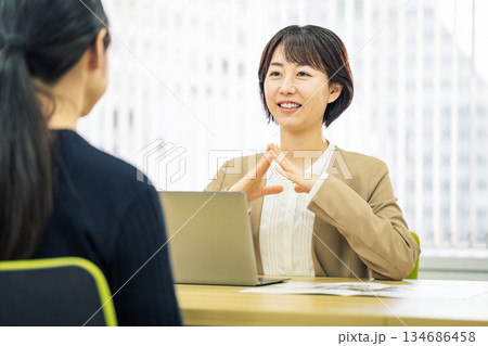 笑顔で面接をする若い女性 134686458