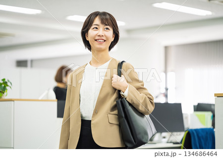会社に出勤するキャリアウーマン 134686464