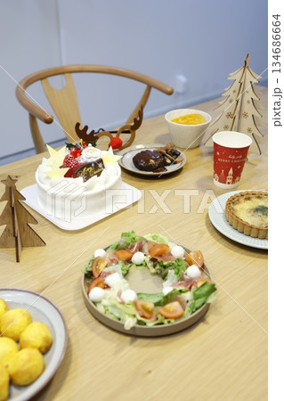 自宅クリスマスパーティの料理とケーキが並ぶ食卓。 自宅クリスマスパーティの料理とケーキが並ぶ食卓。 134686664