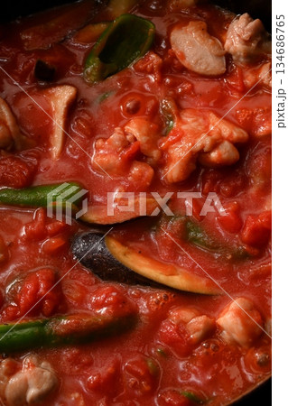 ラタトゥイユを煮込んでいる様子 134686765