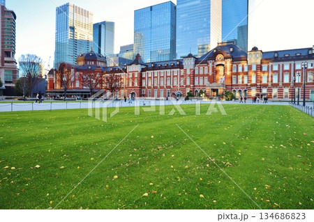 朝の東京駅丸の内口広場 134686823