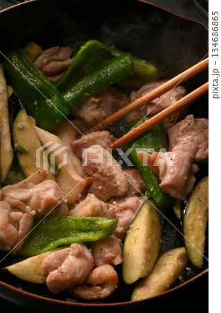 茄子とピーマンと鶏肉をフライパンで炒めている様子 茄子とピーマンと鶏肉をフライパンで炒めている様子 134686865