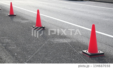 路側帯に並べられたカラーコーン 134687038